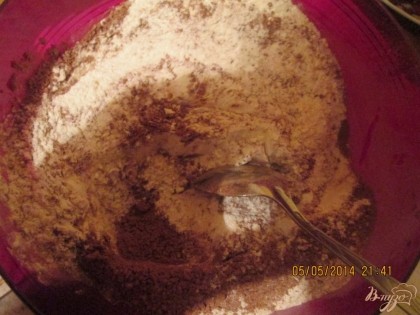 В другой посудине  смешать какао порошок с мукой и перетереть  с сахарной массой до состояния крошки.