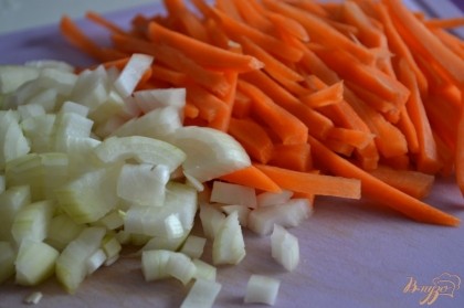 За время обжаривания мяса подготовить овощи. Морковь лучше нарезать крупно, луковицу мелкими кубиками.