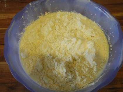 Приготовить тесто: смешать молоко, яйцо, муку и соль.