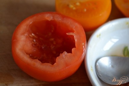 Из томатов вынуть мякоть и наполнить получившейся пастой.