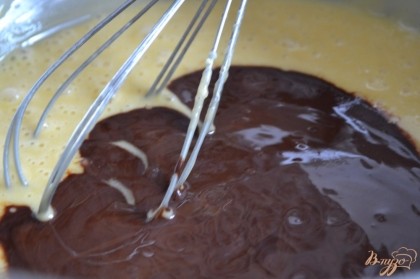 Добавить растопленное с шоколадом сливочное масло.