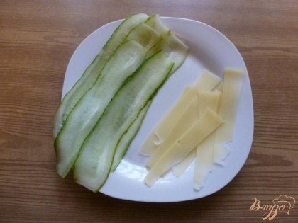 Огурцы и сыр режем тонкими полосками.Это удобнее и красивее сделать овощечисткой.