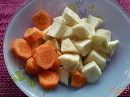 сельдерей и морковь крупно режем и варим минут 5 с момента закипания. Затем добавим картофель и варим еще минут 10.