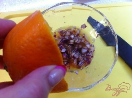 Маринуем лук в смеси соевого соус и сока из апельсина около 20 минут