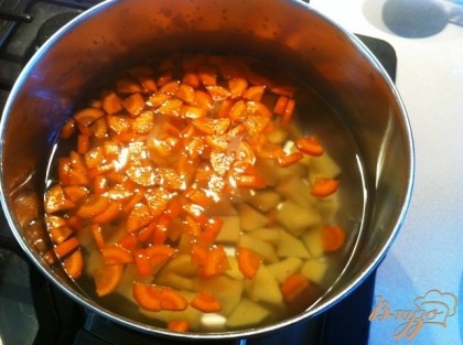 В горячую воду кладем морковь и картофель, солим и варим 10 минут