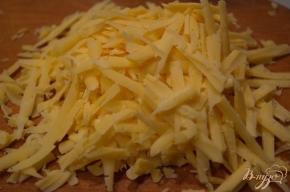 Натрите на крупную терку твердый сыр.