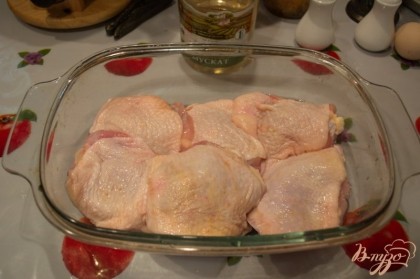 Куриные бедра вымыть. Удалить пинцетом остатки перьев. Выложите бедра в форму для запекания. Саму форму лучше смазать маслом.