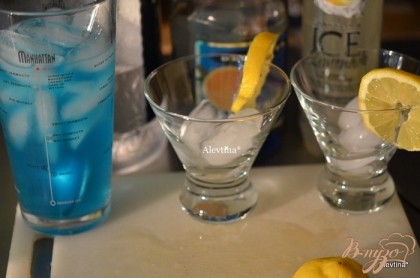 В шейкере смешать водку,ликер, лимонад. В бокалы мартини или космополитен выложить лед, разлить смешанный коктейль.