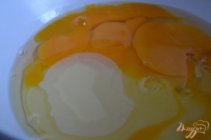Яйца размешать со сгущеным молоком и щепоткой соли.