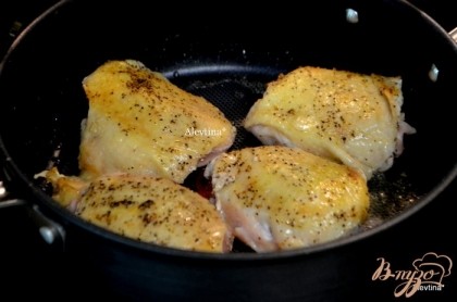 Куриные бедрышки посолить и поперчить, обжарить на оливковом масле  2 ч.л по  6 мин.сторона. Перенести на тарелку.