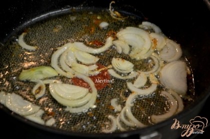 Добавить  2 ч.л оливкового масла и обжарить лук, примерно 3 мин. Убрать  в тарелку к куриным бедрышкам.