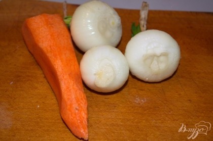 Репчатый лук и морковь измельчить. Морковь натираем на крупную терку. Лук режим. Луком плов не испортить. Я кладу его больше чем указано в рецепте.