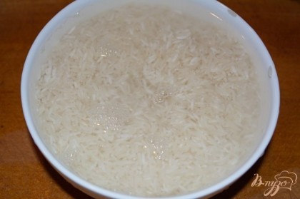 Рис промыть в 5-6 водах до идеально чистой воды. Промытый рис залить водой так, чтоб он был полностью покрыт. Отставить в сторону. Он набухнет.