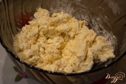 К творогу добавьте 1 ч. ложку соли, 1 яйцо и стакан муки. При помощи вилки замешиваем тесто. Можно пользоваться и миксером.