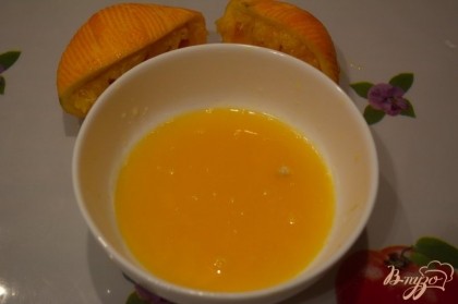Апельсин покачайте по столу. Снимите цедру и отложите. Апельсин разрезать и выдавить сок. У вас должно получиться около 1 стакана сока. Если сока меньше- разбавьте его водой. Если апельсин кислый- добавьте сахар.