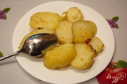 Проверяем готовность картошки. Добавляем при необходимости соли и перчику.  Картофель лучше сразу вынуть из сковороды, чтоб он не продолжал процесс приготовления.