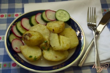 Готово! Подайте картофель к столу порционно, прибавив свежие овощи. Приятного аппетита.