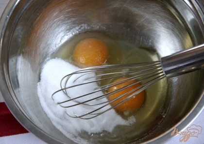 Яйца взбить венчиком с сахаром (учитывайте, что в пудинге есть сахар!), до онородности (2 крупных или 3 средних)