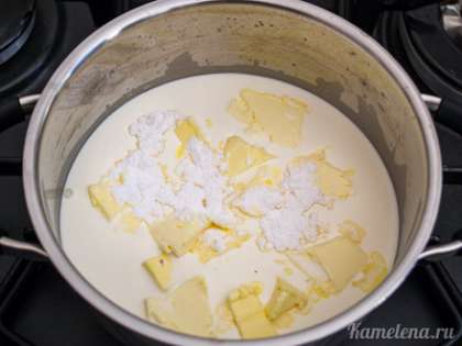 В кастрюльку налить сливки, добавить сахарную пудру и масло, порезанное кубиками.