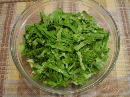 Добавить порезанные листья салата.