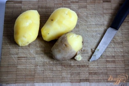Отварить картофель в мундире, обдать холодной водой, дать ему остыть, очистить, нарезать кружочками по 0,5 см.