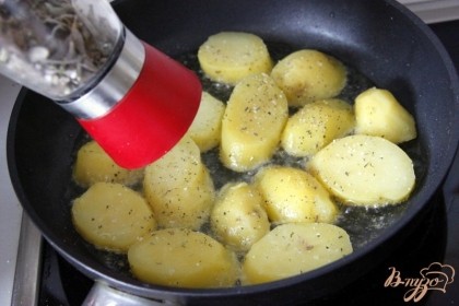 На сковороде хорошо нагреть масло. Обжарить кружочки с одной стороны до румяности, приправить ароматной солью с травами. НЕ накладывать много!!!