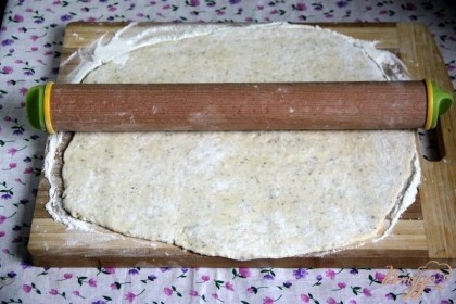 Тонко раскатать тесто (0,3 см)