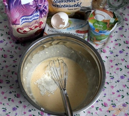 Чиз-крем: взбить (миксером или венчиком)  творожный крем с сахаром, добавить яйцо, затем- сметану и муку