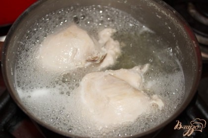 Куриное филе залить кипятком и варить в подсоленной воде 15 минут до готовности.
