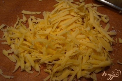 Твердый сыр натрите на терку.