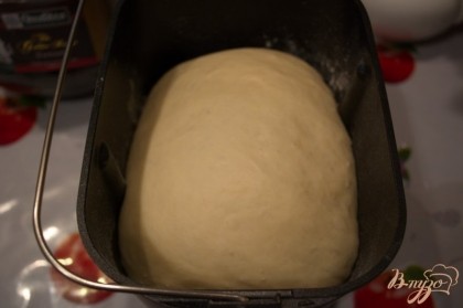 Для приготовления круассанов можно взять магазинное дрожжевое тесто или приготовить дома. Я делаю в хлебопечке.
