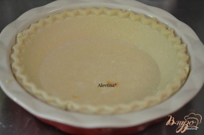 Используем готовую для выпечки форму для пирога. Или формируем тесто сами под форму для пирога. Духовку разогреть на 200 гр.