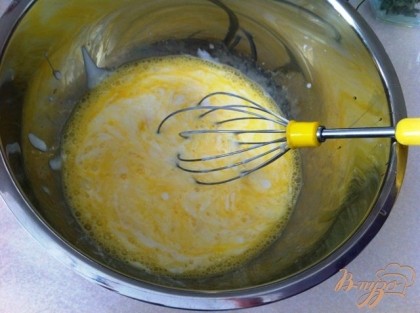 Приготовить заливку - смешать майонез, сметану, взбитые яйца