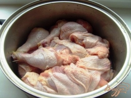 Отделяем куриное мясо от кости, аккуратно не повреждая куриную кожу. Косточку разрубаем в конце, оставляем маленький кусочек, где крепится плотно кожа.