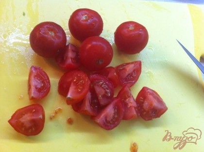 Нарезаем помидорки.