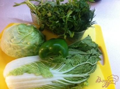 Готовим овощи к салату.