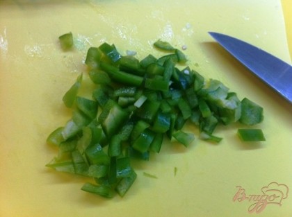 Нарезаем зеленый перец.