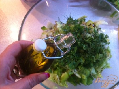 Поливаем оливковым маслом, я использовала масло с добавлением розмарина и перца.