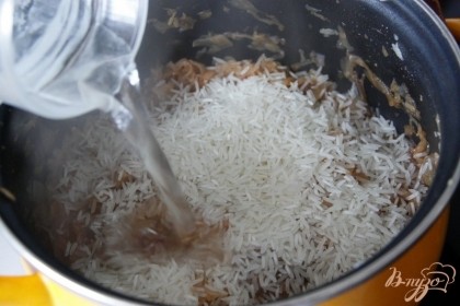 Засыпать сверху рис и тёплую воду на 1 см выше риса, тушить ок. 20 мин.