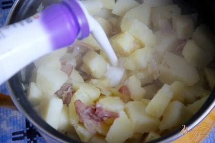 Добавить картофель в чугунок к мясу с луком, залить сливками + соль, перец и протомить пару минут.