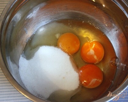 Взбить яйца с сахаром, ван.сахаром, солью