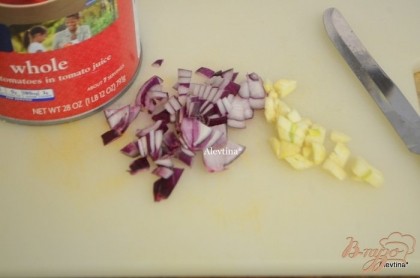 Красный лук и чеснок порубить мелко. Помидоры  цельные  с супом по рецепту  взбивают перед подачей в блендаре, я делаю в первом этапе.