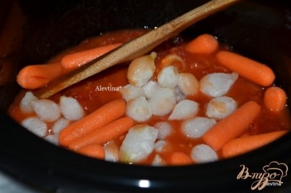 В медленноварку  на донышко выкладываю  томаты, томатный суп. Лук замороженный и крупно порезанные овощи,как морковь, сельдерей.