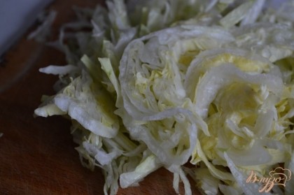 Салатную капусту нарезать соломкой.