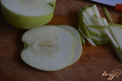 Яблоко нарезать соломкой.