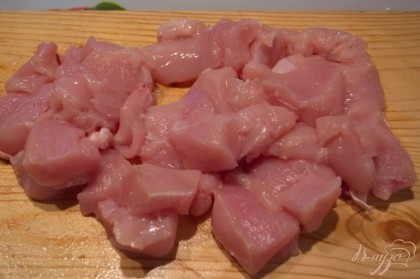 Куриное мясо нарезать небольшим кубиком.