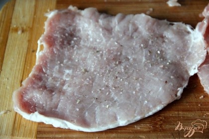 Свинину нарезать порционно толщиной по 1 см, посолить и поперчить