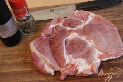 Мясо разрезать толщиной в 1-1,5 см и развернуть, посолить и поперчить