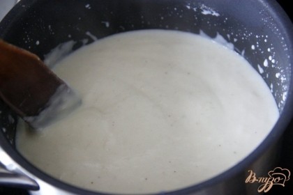 постепенно, небольшими порциями вмешать молоко, приправить солью, перцем, молотым мускатным орехом (щепотка)