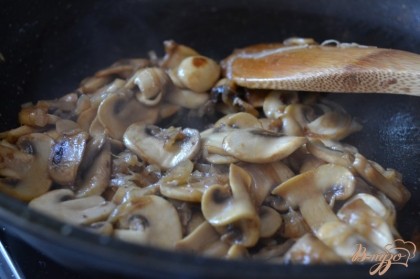 Обжарить грибы с луком в течении 5-7 мин. В конце посолить, поперчить по вкусу.